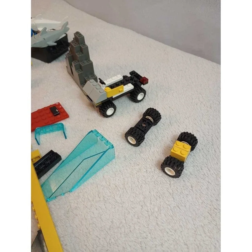 LEGO City Police Boat Shark Rescue Minifigure‎ Vehicles Set